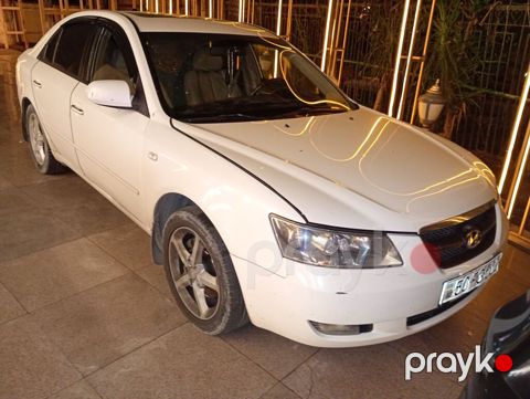 Hyundai Sonata sedan – ağ rəng, 4 qapılı, önkapotlu klassik kuzov — Bakı