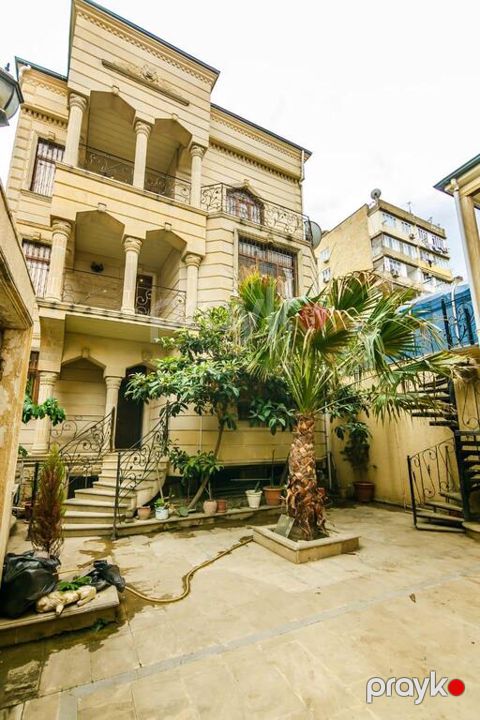 Satılır 10 otaqlı həyət evi/bağ evi 700 m² — Bakı