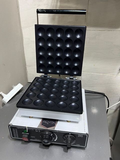 Remta elektrikli takoyaki/pankek aparatıdır. Kvadrat formalı tökmə — Masazır