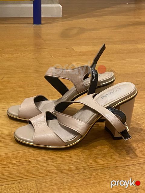 Bej rəngli qadın sandaleti - Model: Açıq burunlu, arxa qayışlı sandal — Masazır