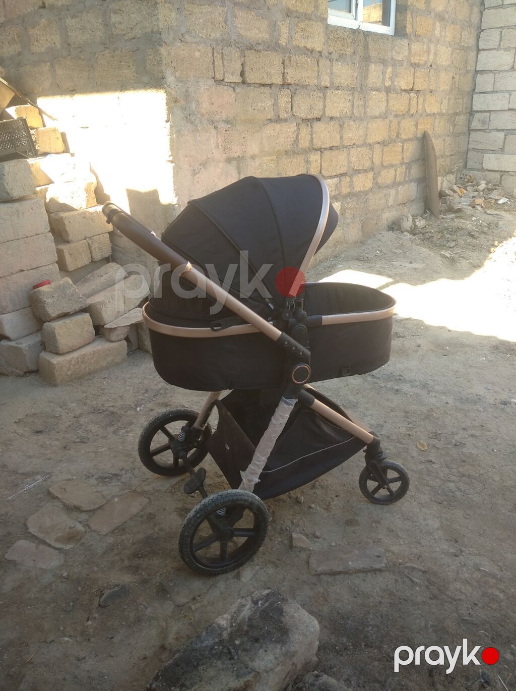 Uşaq arabası – beşik tipli, qara rəngdə, qızılı/bronz çərçivə ilə — Arabalalar, Sumqayıt (3)