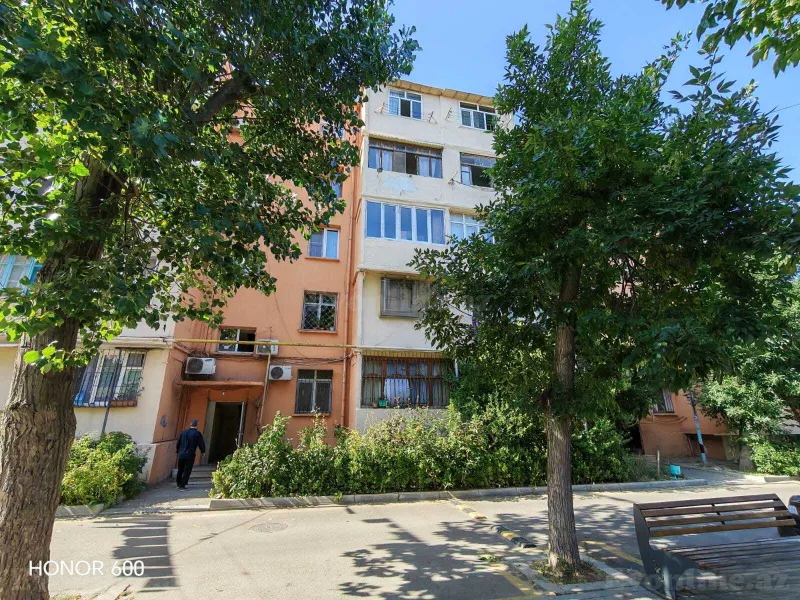 Satılır 3 otaqlı Mənzil Köhnə tikili 70 m² Bakı, Nizami r., Qara Qarayev m — Bakı