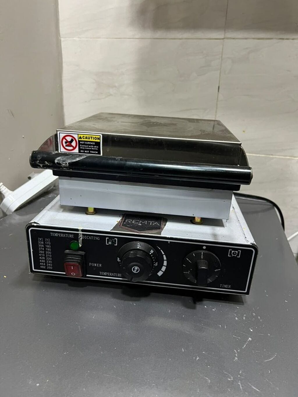 Remta elektrikli takoyaki/pankek aparatıdır. Kvadrat formalı tökmə — Toster və vaflyasıcı, Masazır (2)