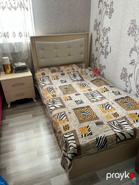 Tək nəfərlik çarpayı ve tumba satilir .Qiymet 120 azn. (matras var — Bakı