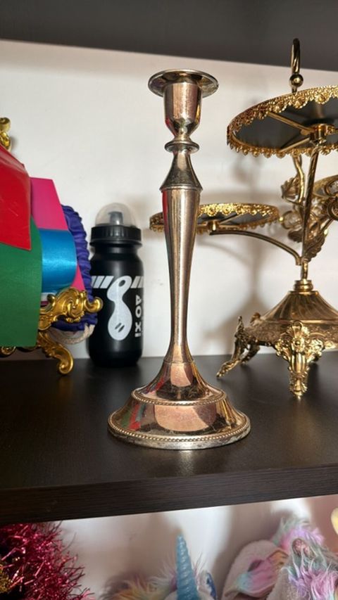 Metal şamdan - Material: cilalanmış metal ərintisi - Rəng: gümüş — Ev üçün ətirlər, şamlar və şam qabları