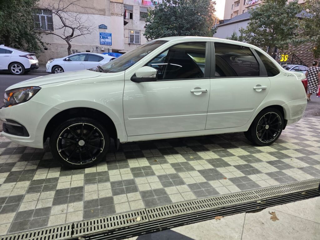 Lada Granta sedan – ağ rəng, zərif və praktik şəhər avtomobili. Əsas — Avtomobillər, Bakı (2)
