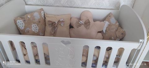 Ağ rəngli uşaq çarpayısı, zərif və rahat dizaynı ilə körpə otağı üçün — Bakı