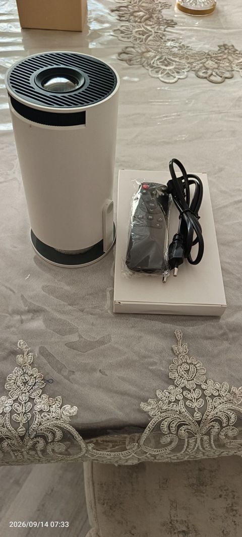 Mini portativ proyektor – silindrik dizayn, üst hissədə fokus linzası — Bakı
