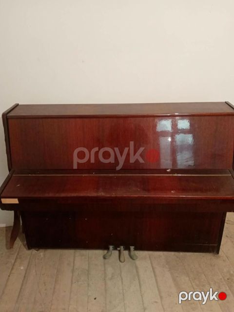 Upright piano – aqaq marka (korpusda loqo görünür) - Korpus: qəhvəyi — Digah