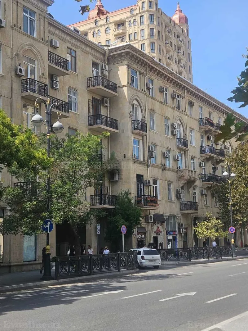 Kirayə verilir 2 otaqlı Mənzil Köhnə tikili 60 m² Bakı, Səbail r., Sahil m — Bakı