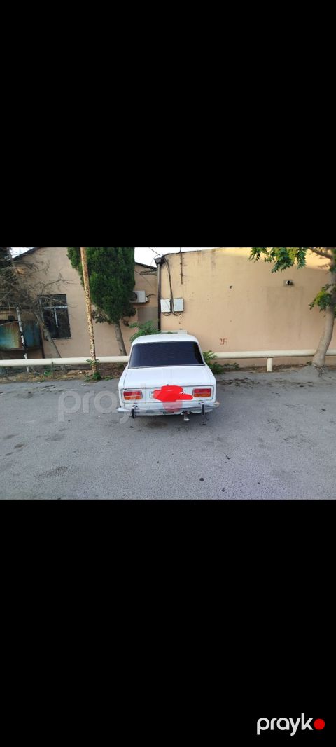 VAZ 2103, ağ rəng, klassik sedan. Xüsusiyyətlər: - Kuzov: 4 qapılı