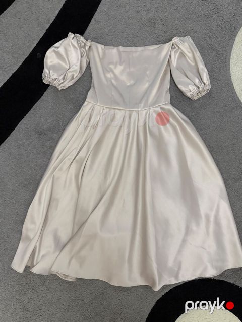 Atlasdır açıq krem rəngdə qadın paltarı. Model: off-shoulder — Gəncə