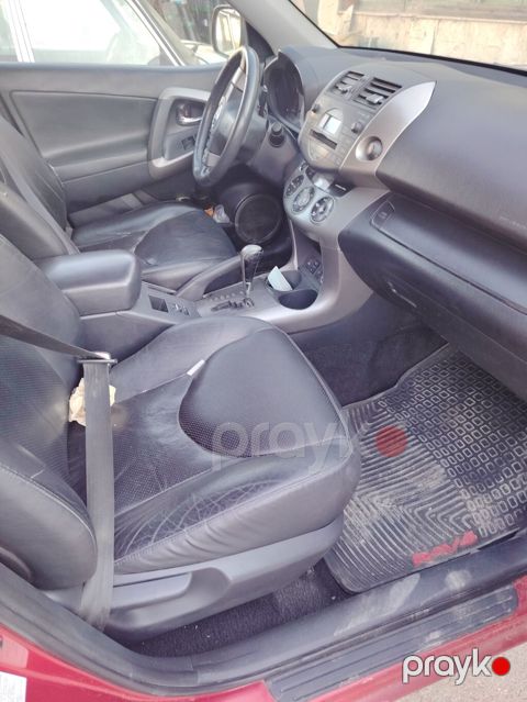 Toyota RAV4 – qırmızı gövdə rəngi, arxa qapıda ehtiyat təkər örtüyü — Bakı