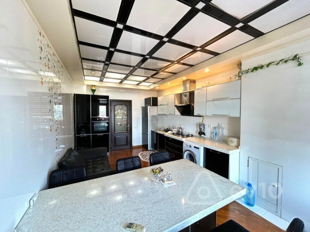 4 otaqlı mənzil, 130 m², Sabit Orucov küçəsi — kirayə — Mahir