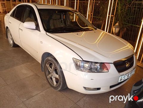 Hyundai Sonata sedan – ağ rəng, 4 qapılı, önkapotlu klassik kuzov — Bakı