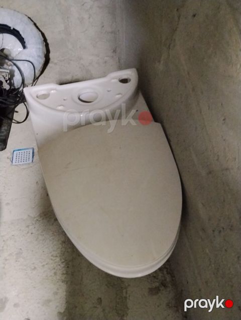 Ağ rəngli keramik tualet qabı (WC) – üst qapaqla birlikdə. - Universal — Digah