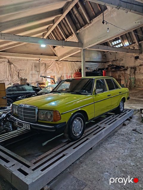 Mercedes E 200, 1977 il