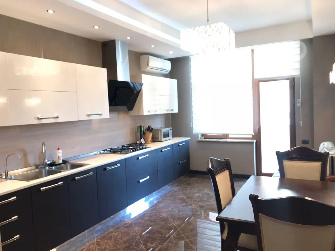 4 otaqlı mənzil, 200 m², 28may metrosunun yaxınlığı — kirayə — Mənzil, Bakı (7)