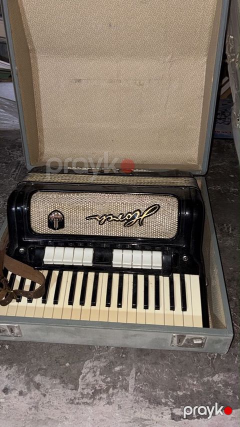 Məhsul: Klassik “Hohner” akkordeon (piano klaviaturalı), orijinal sərt — Şəki