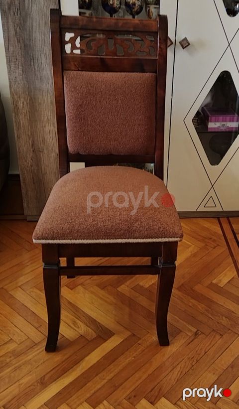 6 dənəlik stulu var.Təbii qoz ağacından düzəlib.Sağ salamtdı.Az — Bakı