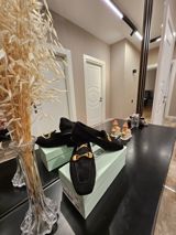 Qadın loaferləri – qara süet, qızılı metal detalla - Model: klassik — Aytən