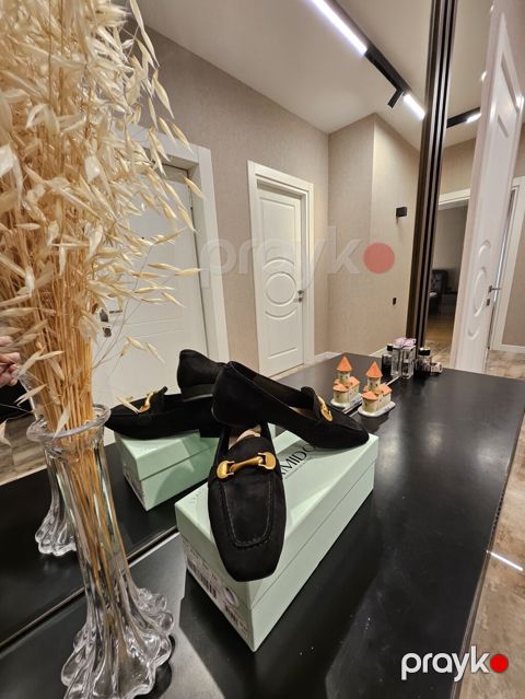 Qadın loaferləri – qara süet, qızılı metal detalla - Model: klassik — Bakı