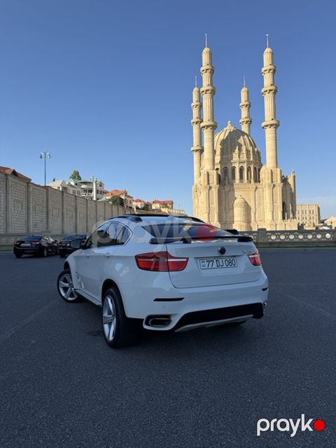BMW X6 – ağ rəngli, kupe-siluetli premium krossover. Güclü və dinamik — Bakı