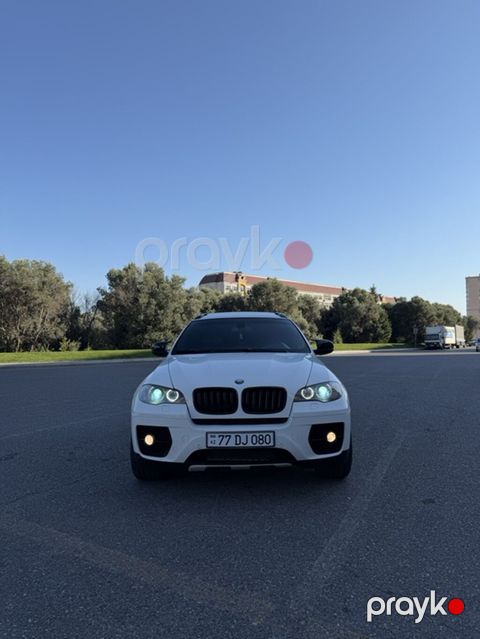 BMW X6 – ağ rəngdə, xDrive tam çəkişli, kupe-SUV gövdə. Aqressiv ön — Bakı
