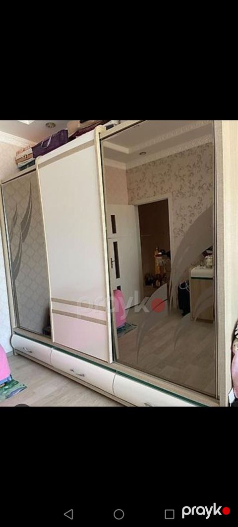 Geniş tutumlu sürgülü qapılı qarderob - Üç bölməli konstruksiya: orta — Digah