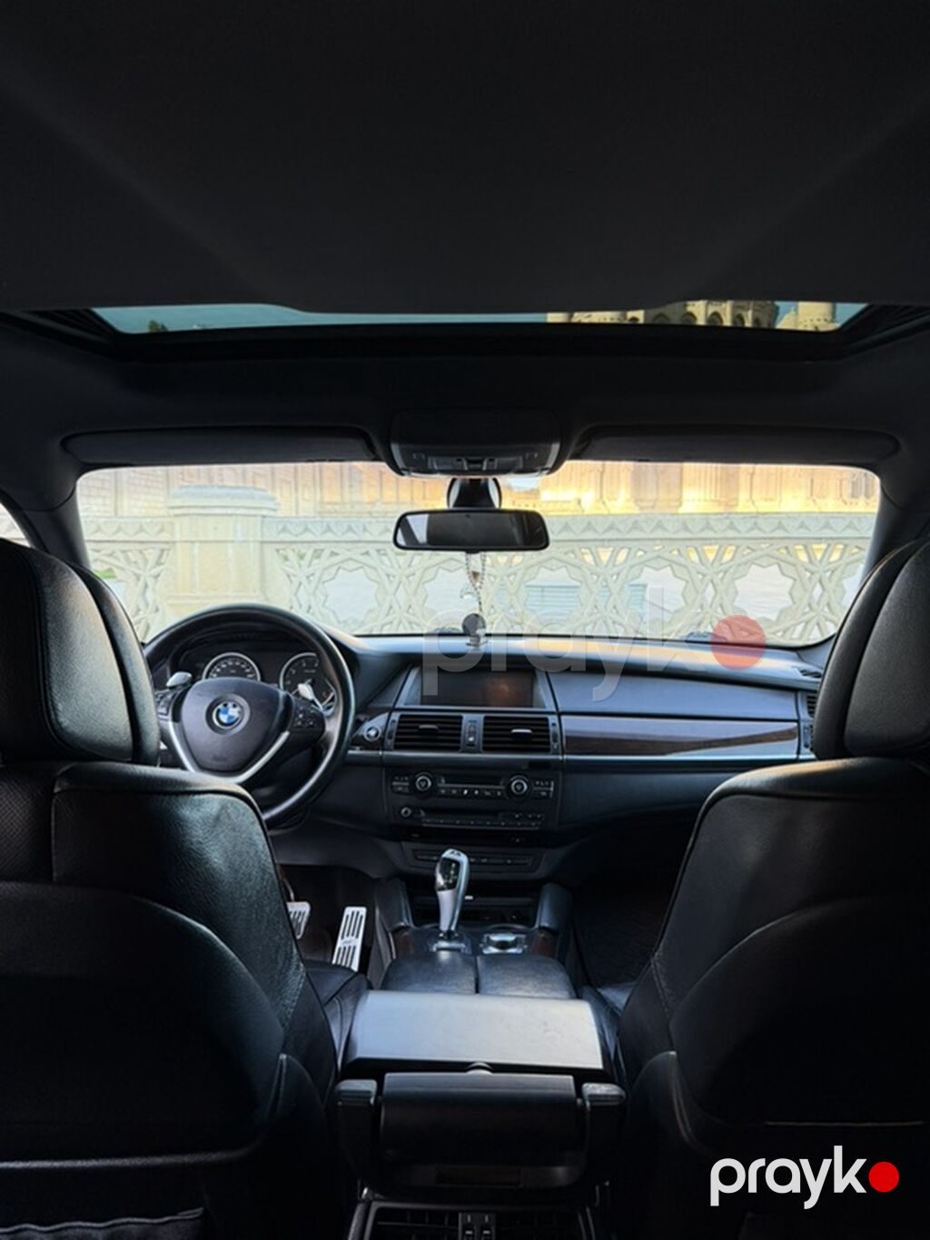 BMW X6 – ağ rəngdə, xDrive tam çəkişli, kupe-SUV gövdə. Aqressiv ön — Avtomobillər, Bakı (9)
