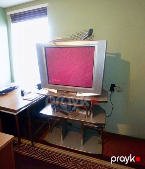 TV altlığının uzunluğu - 90 sm, eni 46 sm. Hündür altlıqdır. Çox — Masazır
