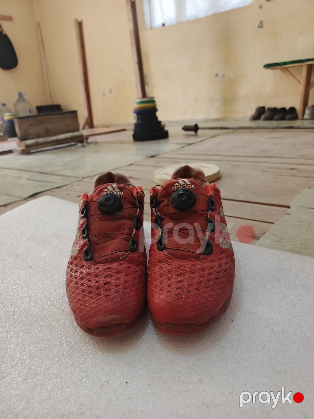 Satılır: idman ayaqqabısı - Brend: Adidas - Rəng: qırmızı, yan hissədə — Krossovkalar, Bakı (2)