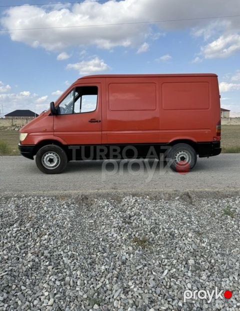 Mercedes-Benz Sprinter yük furqonu təqdim olunur. Avtomobil uzun və — Digah