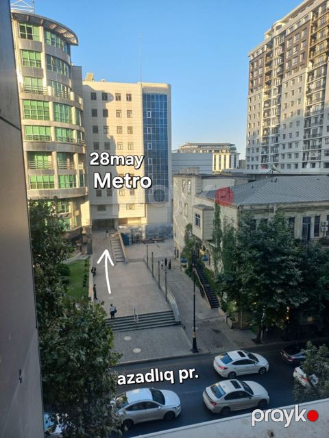 Məkan: Azadlıq prospekti, 28 May metrosunun çıxışına bir neçə addım