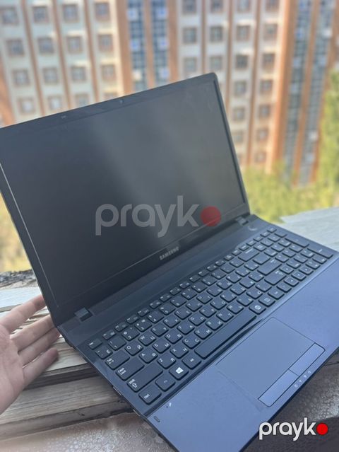 Samsung noutbuk - Ekran: təxminən 15.6" geniş ekranda HD panel, üst — Naxçıvan