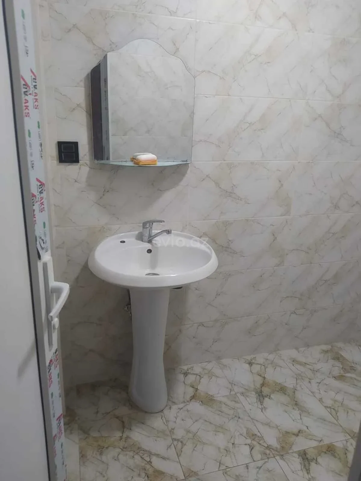Kirayə 3 otaqlı mənzil Neftçilər metrosu yaxınlığında — Mənzil, Bakı (6)
