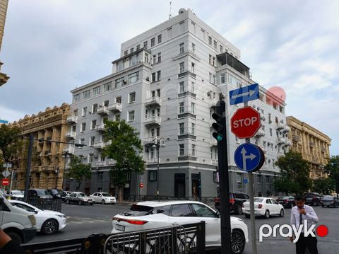 Satılır 4 otaqlı köhnə tikili 130 m² — Bakı