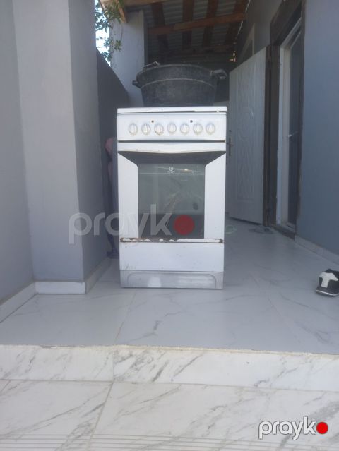Qaz sobası və soba bölməsi - Marka: Indesit (pult panelində loqo — Bakı
