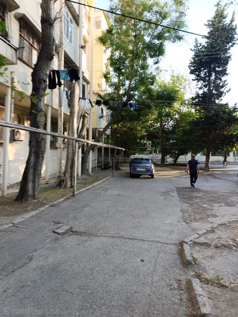 Satılır 2 otaqlı Mənzil Köhnə tikili 55 m² Bakı, Nəsimi r., Memar Əcəmi m., 4-cü mikrorayon — Bakı