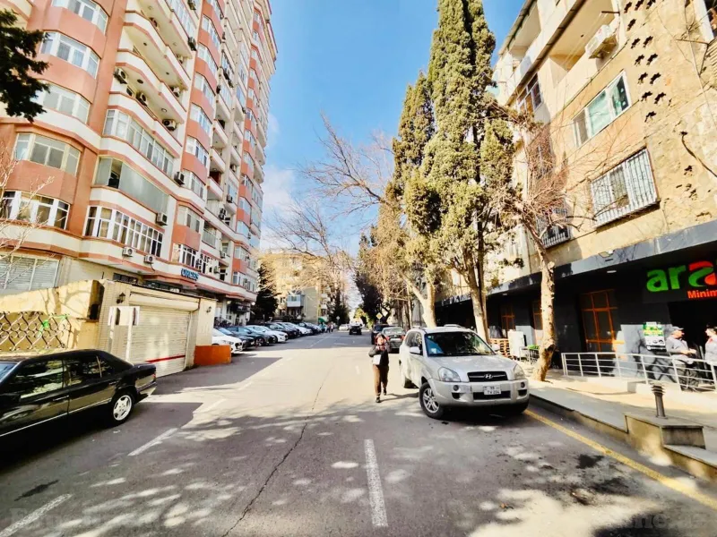 Satılır 3 otaqlı Mənzil Köhnə tikili 657 m² Bakı, Nəsimi r., 28 May m — Mənzil, Bakı (3)