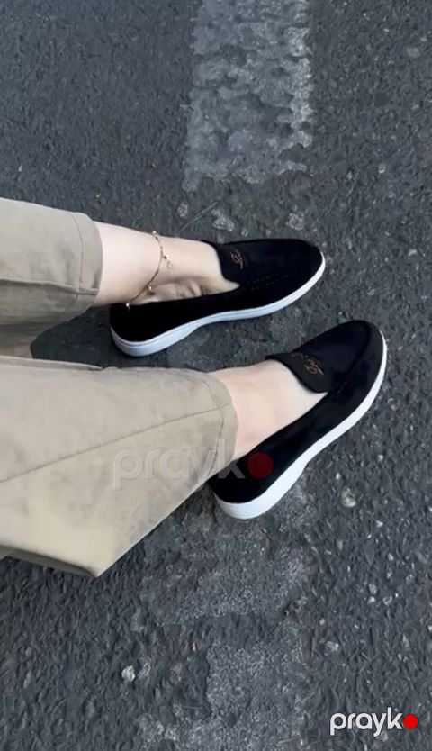 Qadın üçün qara slip-on ayaqqabı. Sadə və zövqlü dizayna malikdir, üst — Bakı