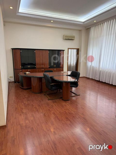 İcarəyə verilir 8 otaqlı ofis 235 m²