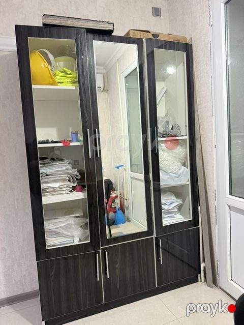 Dördkapılı vitrin şkaf - Material: laminat ağac teksturası ilə, tünd — Bakı