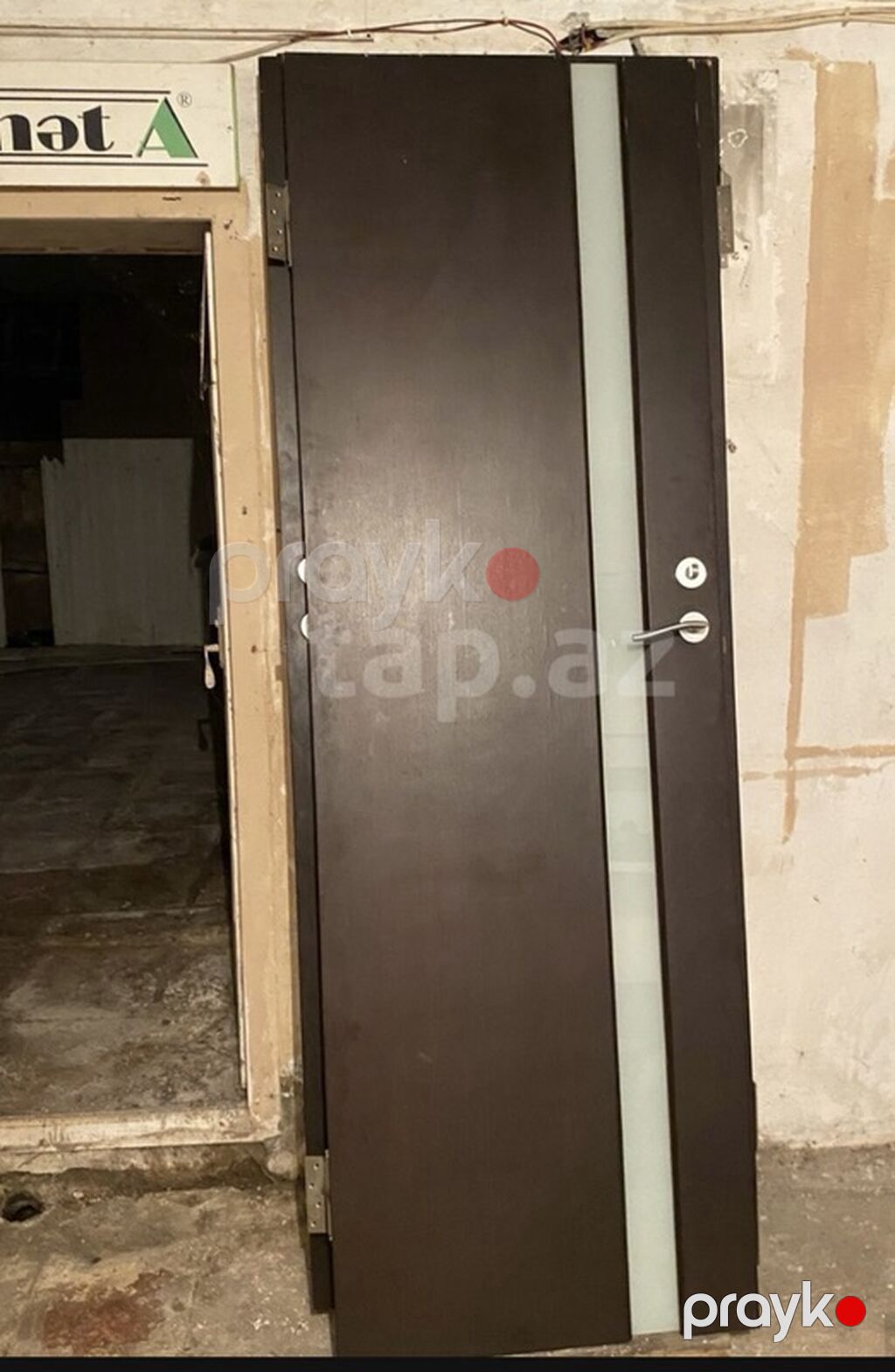Qəhvəyi rəngdə, müasir dizaynlı daxili qapı. Qapının üzərində — Pəncərələr, qapılar, balkonlar, Bakı (3)