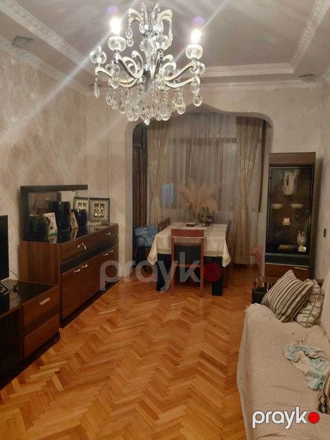 Satılır 4 otaqlı köhnə tikili 140 m² — Bakı