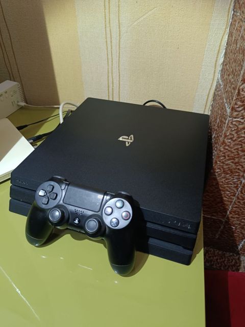 PS4 Pro 1TB + Dualshock 4 — Gaming consoles