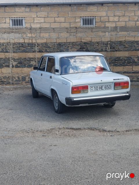 VAZ 2107 sedan – ağ rəng, arxa ötürmə, 4 qapılı klassik gövdə. Nömrə — Goranboy
