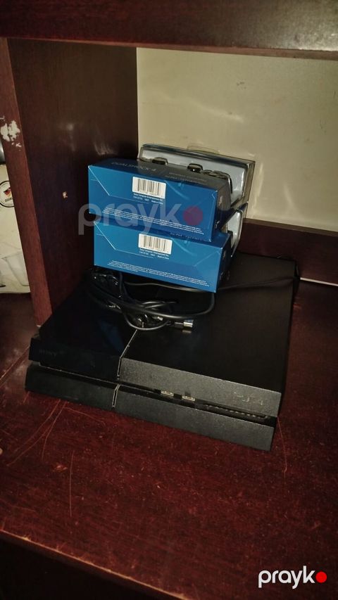 Salam ps4 varmdi ev şəraitində istfade olunb çox az 3 ay yay tetili — Bakı