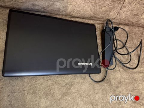 Lenovo noutbuk – qara korpus, üst qapaqda Lenovo loqosu. Şəkildə — Lənkəran