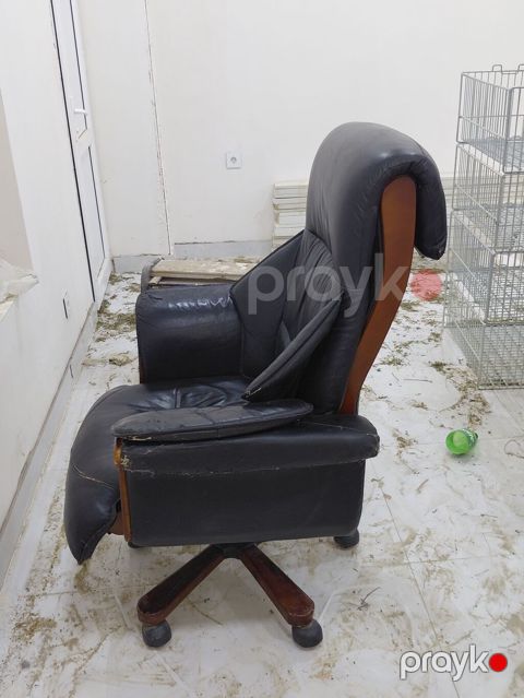 Qara rəngli, iri ölçülü ofis/kreslo tipli fırlanan oturacaq. Yumşaq — Bakı